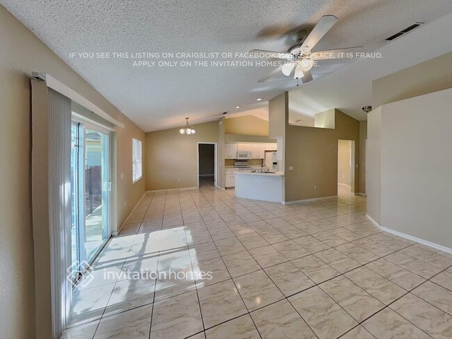 130 Thousand Oaks Blvd in Davenport, FL - Foto de edificio - Building Photo