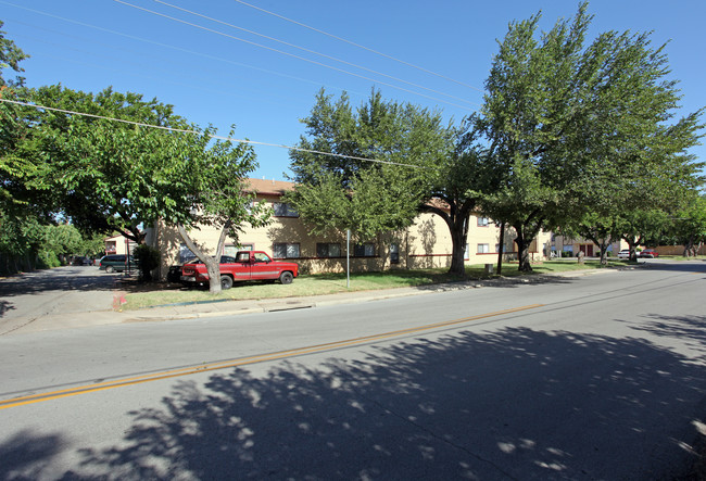 Hilltopper Apartments in Irving, TX - Building Photo - Building Photo