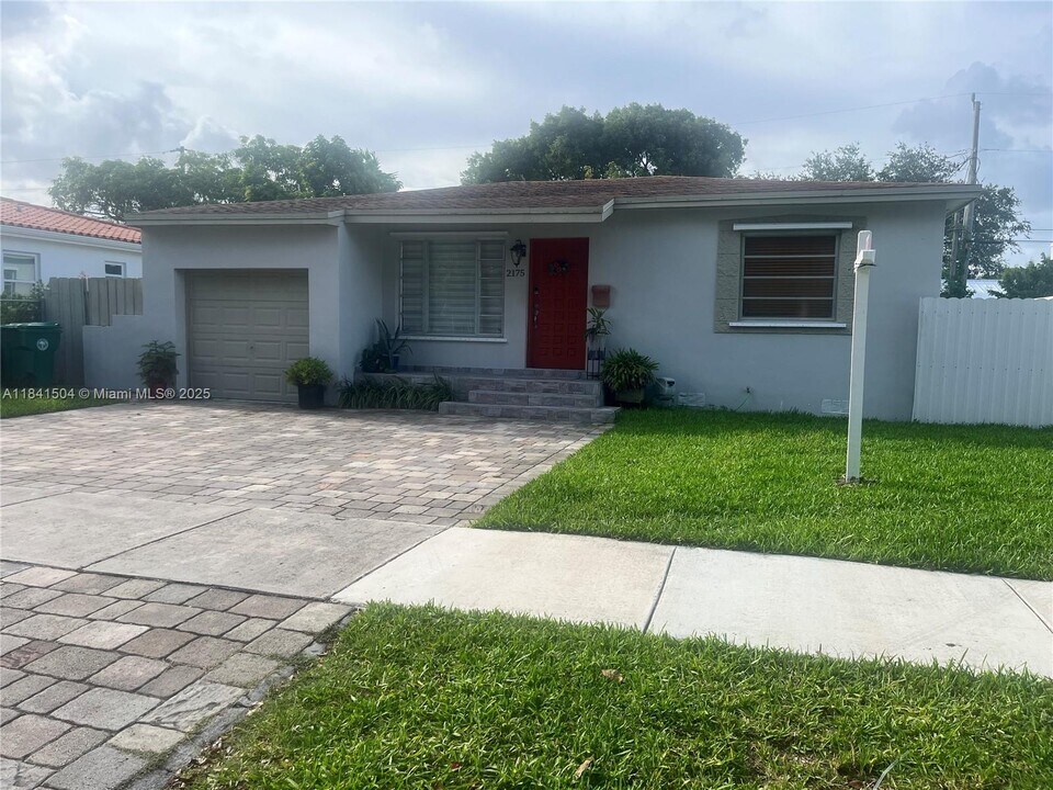 2175 SW 26th St in Miami, FL - Building Photo