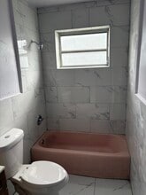 532 NE 138th St in North Miami, FL - Foto de edificio - Building Photo