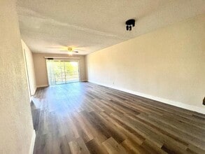 120 Sparrow Dr, Unit 302 in Royal Palm Beach, FL - Foto de edificio - Building Photo