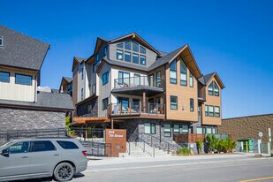 806 Seventh St in Canmore, AB - Building Photo