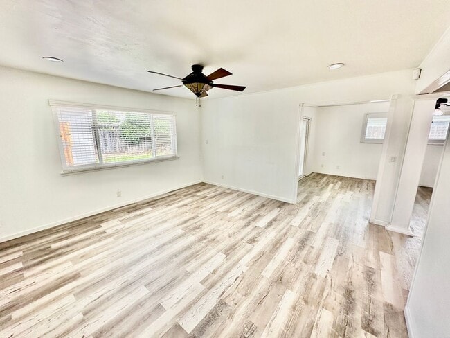 3058 W San Gabriel Ave in Fresno, CA - Foto de edificio - Building Photo