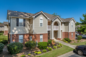 Mews Apartments in Loganville, GA - Foto de edificio - Building Photo