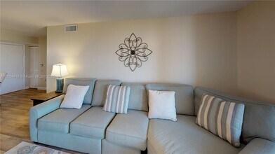 19701 E Country Club Dr in Aventura, FL - Building Photo - Building Photo