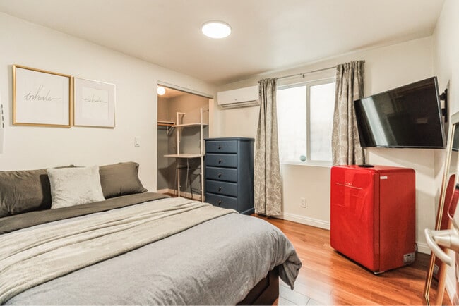 property at 1519 W 37th Pl