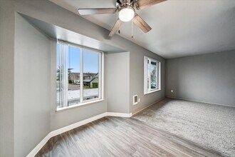 Oak Park Village Apartments in Salem, OR - Building Photo - Building Photo