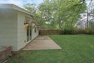 404 Arbor Ln in Austin, TX - Building Photo - Building Photo