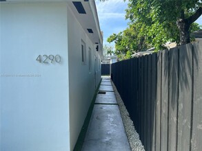 4290 SW 9th St in Miami, FL - Building Photo - Building Photo