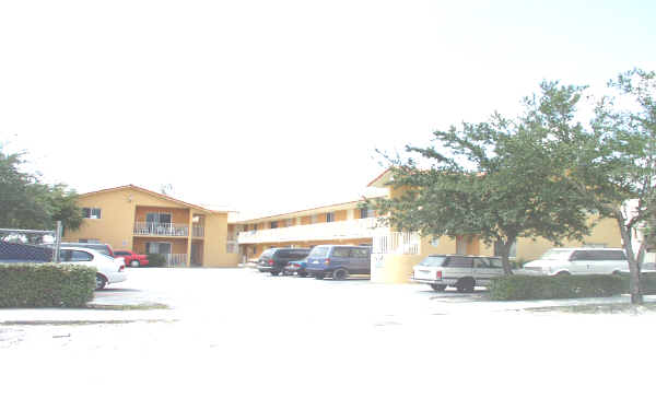 5724-5728 W 26th Ave in Hialeah, FL - Foto de edificio