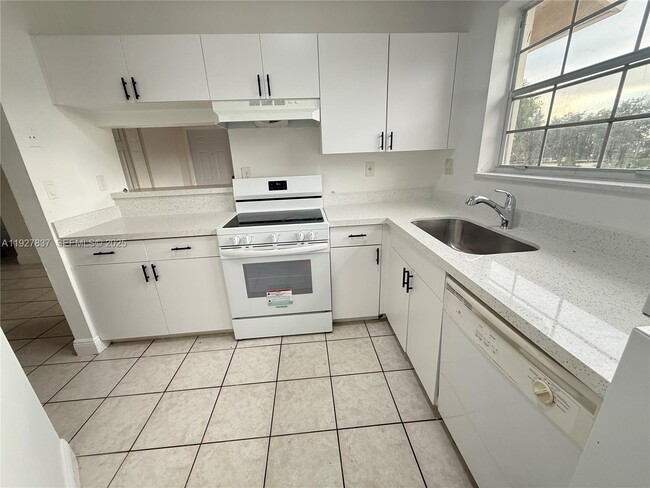 1971 NW 96th Terrace in Pembroke Pines, FL - Building Photo - Building Photo