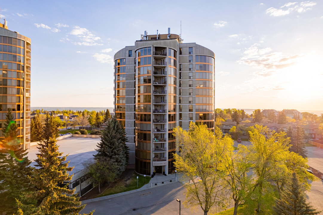 10 Coachway Rd SW in Calgary, AB - Building Photo