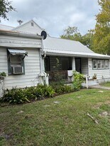 324 N Orange St in New Smyrna Beach, FL - Building Photo