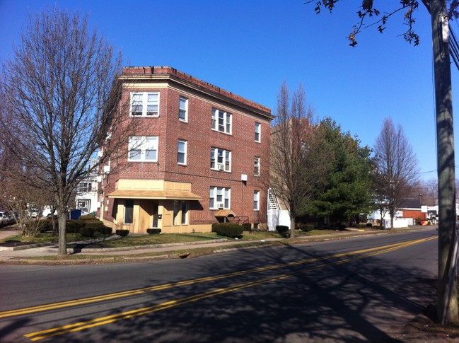 Circular Gardens Apartments in Hamden, CT - Building Photo - Building Photo