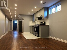 1161 Shadeland Dr in Mississauga, ON - Building Photo