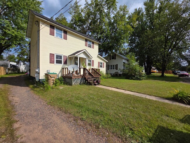 108 W Vine St in Chippewa Falls, WI - Building Photo - Building Photo