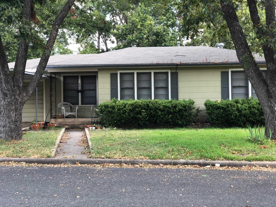 605 N Pine St in Fredericksburg, TX - Building Photo