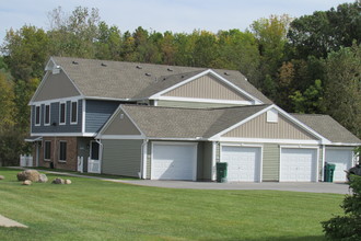 Stonewood Village in Henrietta, NY - Foto de edificio - Building Photo