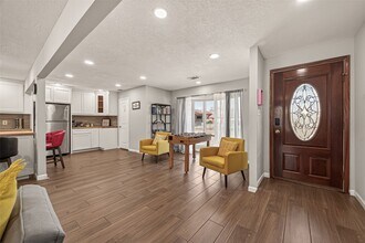 8307 Carvel Ln in Houston, TX - Foto de edificio - Building Photo