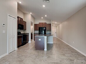 5151 White Chicory Dr in Ruskin, FL - Building Photo - Building Photo
