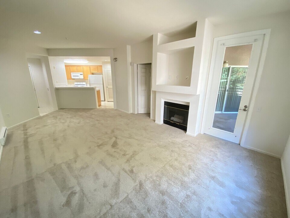 240 Caldecott Ln in Oakland, CA - Building Photo