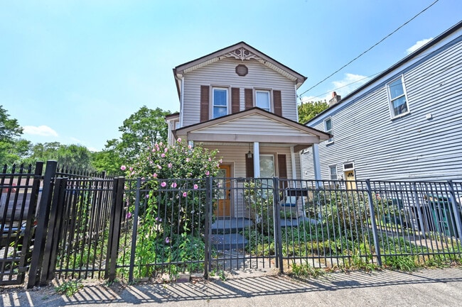 3737 Eastern Ave in Cincinnati, OH - Foto de edificio - Building Photo