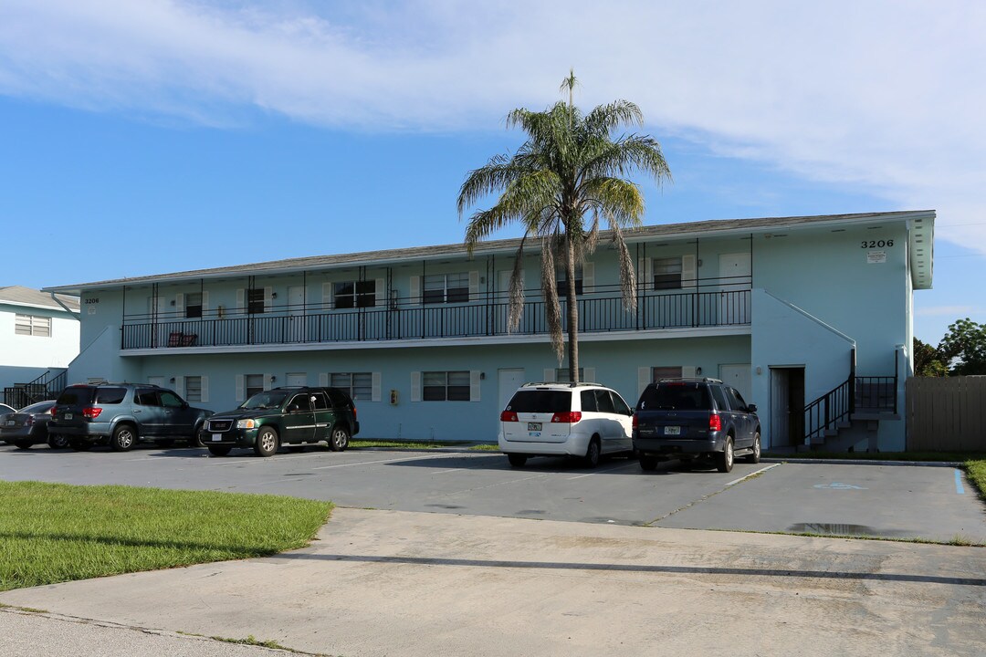 Louisiana Apartments in Fort Pierce, FL - Building Photo