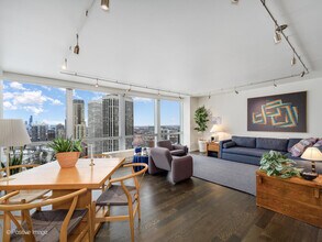 330 W Diversey Pkwy in Chicago, IL - Building Photo - Building Photo