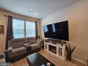 33 Alexander Wy in Mount Holly, NJ - Building Photo - Building Photo