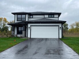 5395 Robinwood Ct in Chaska, MN - Building Photo