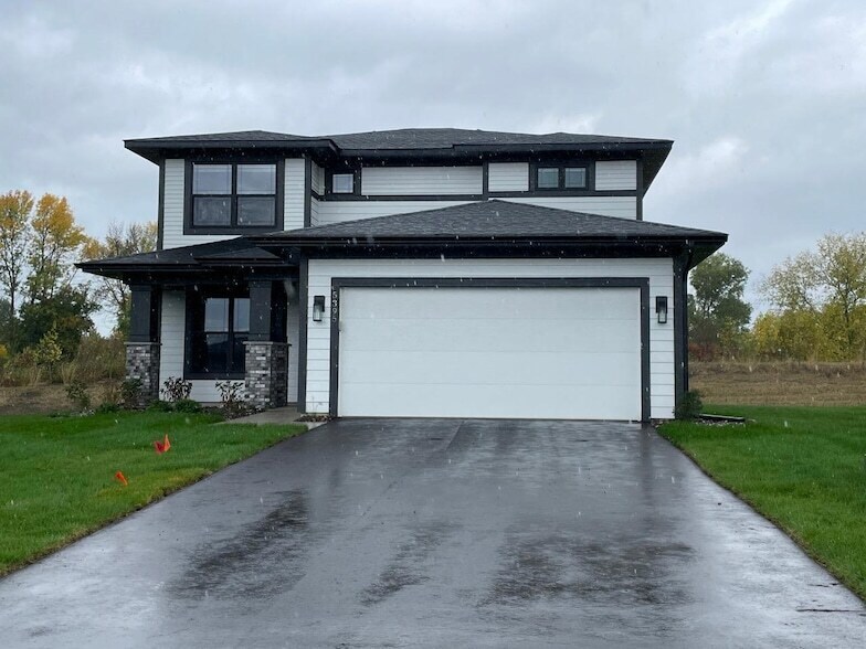 5395 Robinwood Ct in Chaska, MN - Building Photo