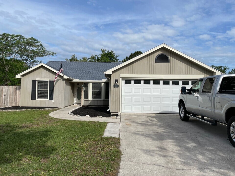 215 Chestnut Ct in Kingsland, GA - Building Photo