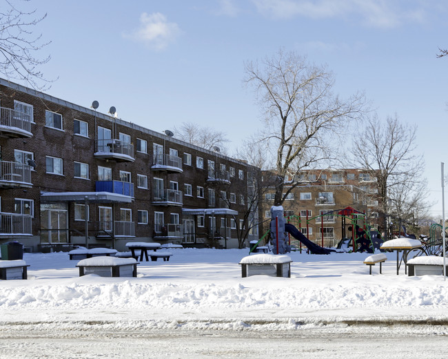 460-470 Bourke Av in Dorval, QC - Building Photo - Building Photo