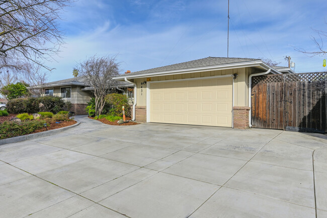 6431 Oakridge Way in Sacramento, CA - Building Photo - Building Photo