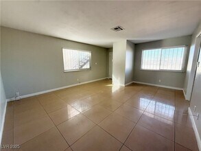 2353 Exeter Dr, Unit B in Las Vegas, NV - Building Photo - Building Photo
