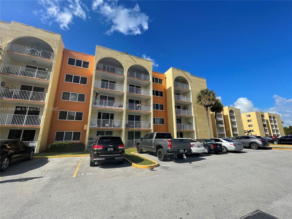 6950 Miami Gardens Dr in Hialeah, FL - Building Photo