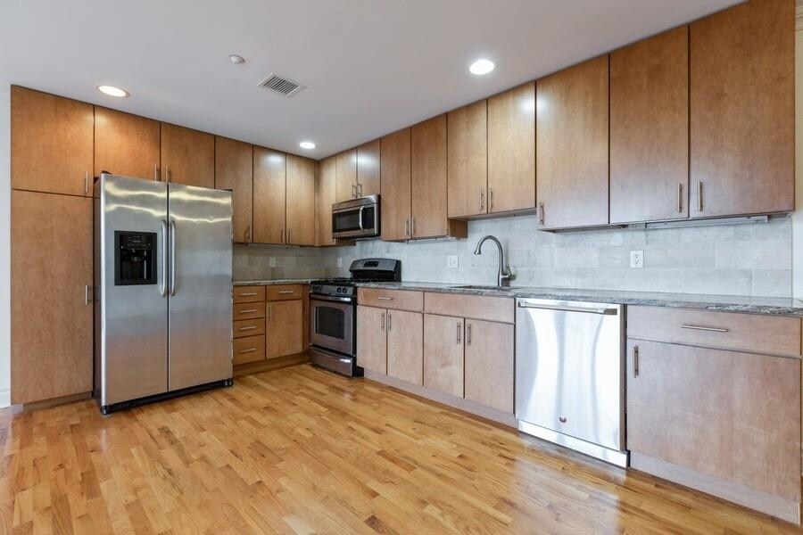 17 Meadow Rd in Rutherford, NJ - Building Photo