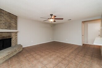 6200 Kary Lynn Dr S in Watauga, TX - Foto de edificio - Building Photo