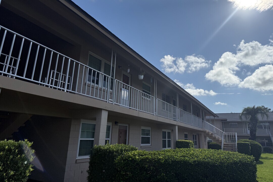 1100 E Caroline St in Tavares, FL - Foto de edificio