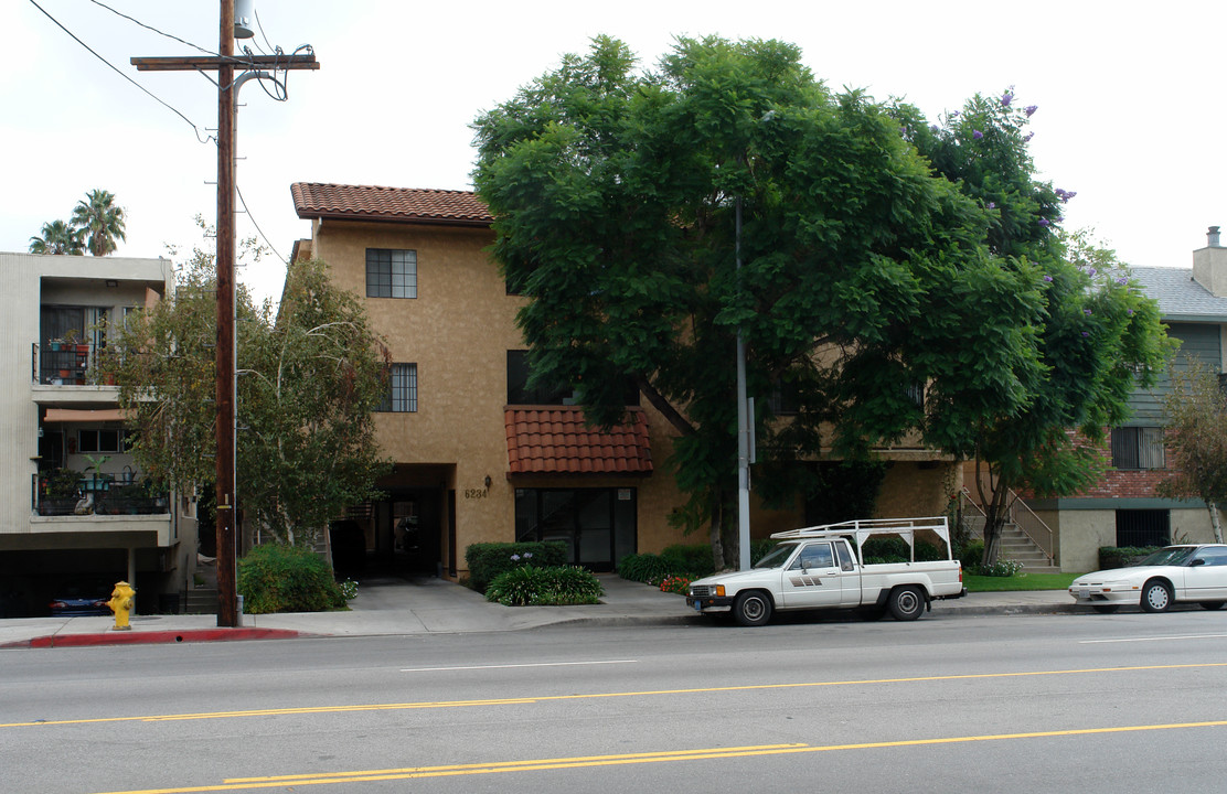 6234 Woodman Ave in Van Nuys, CA - Building Photo