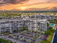 800 Parkview Dr, Unit # 630 in Hallandale Beach, FL - Building Photo - Building Photo