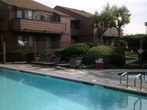 Stonegate in Fontana, CA - Foto de edificio - Building Photo