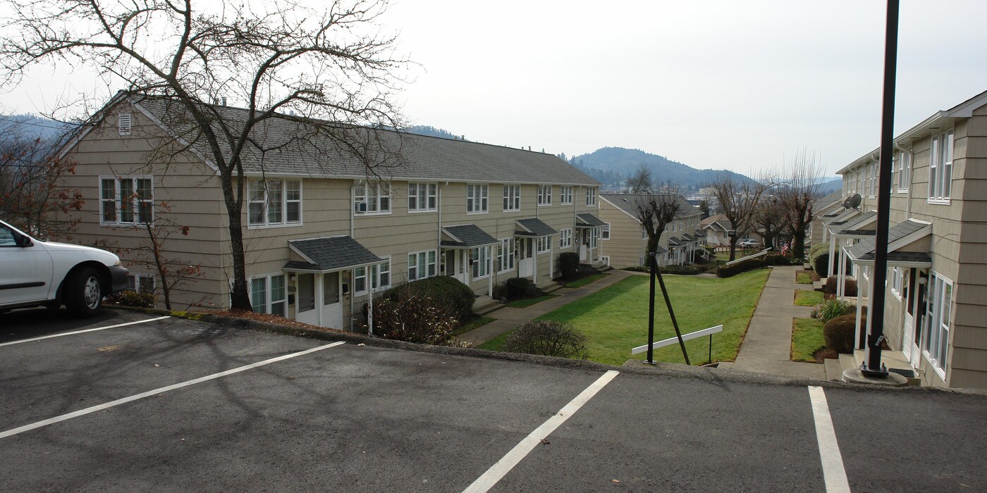 Terrace Apartments in Roseburg, OR - Foto de edificio