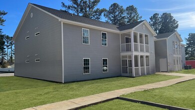 Colonial Gardens Apartments in Longs, SC - Foto de edificio - Building Photo