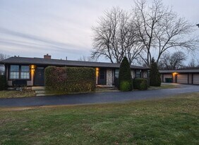 27035 Oakmead Dr, Unit 1 in Perrysburg, OH - Building Photo