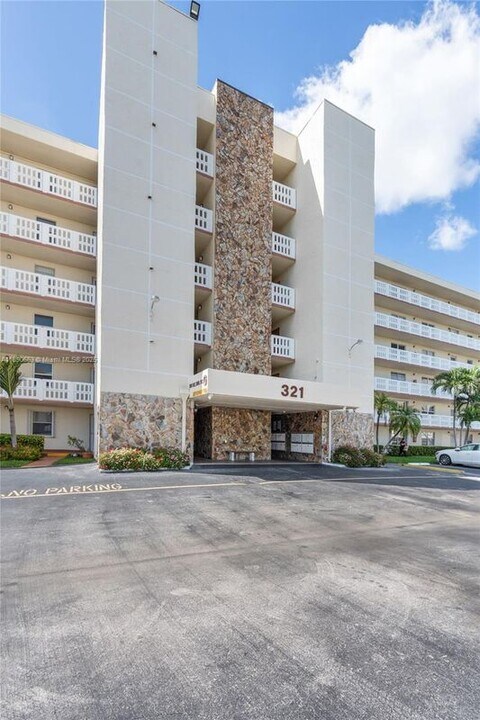 321 SE 3rd St in Dania Beach, FL - Building Photo