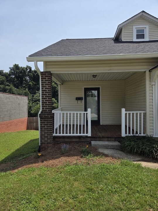 106 E Hunter St in Madison, NC - Building Photo