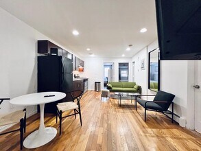 Furnished room/NOT APARTMENT in Brooklyn, NY - Foto de edificio - Building Photo