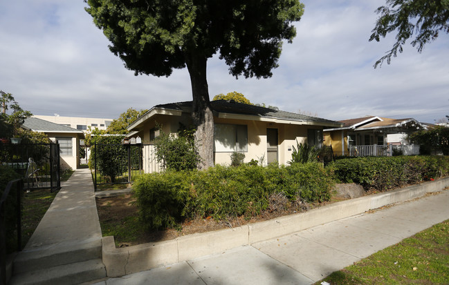 323-325 W Windsor Rd in Glendale, CA - Foto de edificio - Building Photo