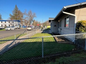 401 W 12th St in Medford, OR - Building Photo - Building Photo